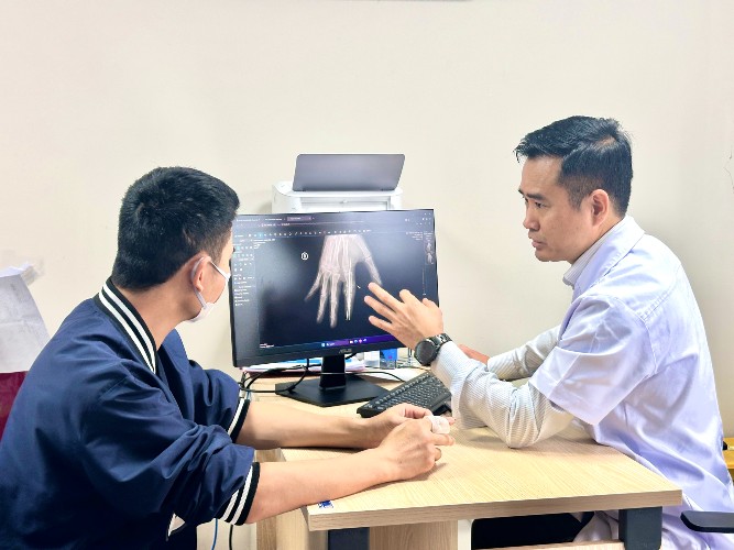 برای اولین بار، پزشکان ویتنامی با موفقیت جراحی میکروسکوپی را برای «نجات» انگشت قطع شده یک بیمار پس از ۲۵ ساعت انجام دادند - عکس ۳. Lần đầu tiên bác sĩ Việt Nam vi phẫu thuật thành công 'cứu' ngón tay bệnh nhân đứt rời sau 25 giờ- Ảnh 3.