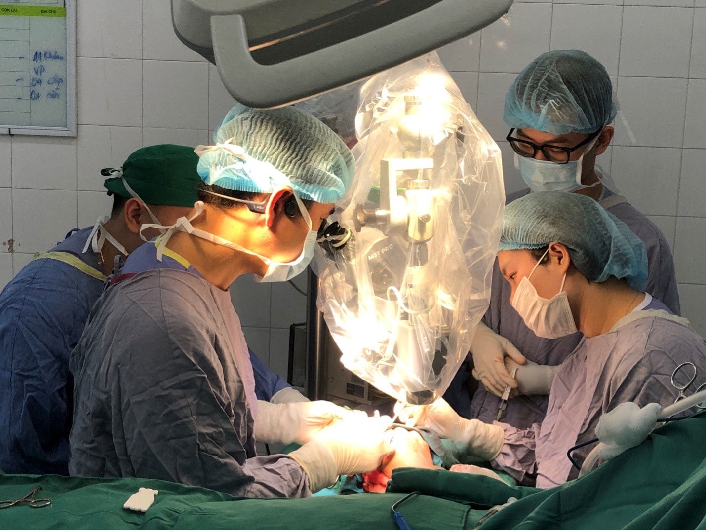 برای اولین بار، پزشکان ویتنامی با موفقیت عمل جراحی میکروسکوپی را برای «نجات» انگشت قطع شده یک بیمار پس از ۲۵ ساعت انجام دادند - عکس ۱. Lần đầu tiên bác sĩ Việt Nam vi phẫu thuật thành công 'cứu' ngón tay bệnh nhân đứt rời sau 25 giờ- Ảnh 1.