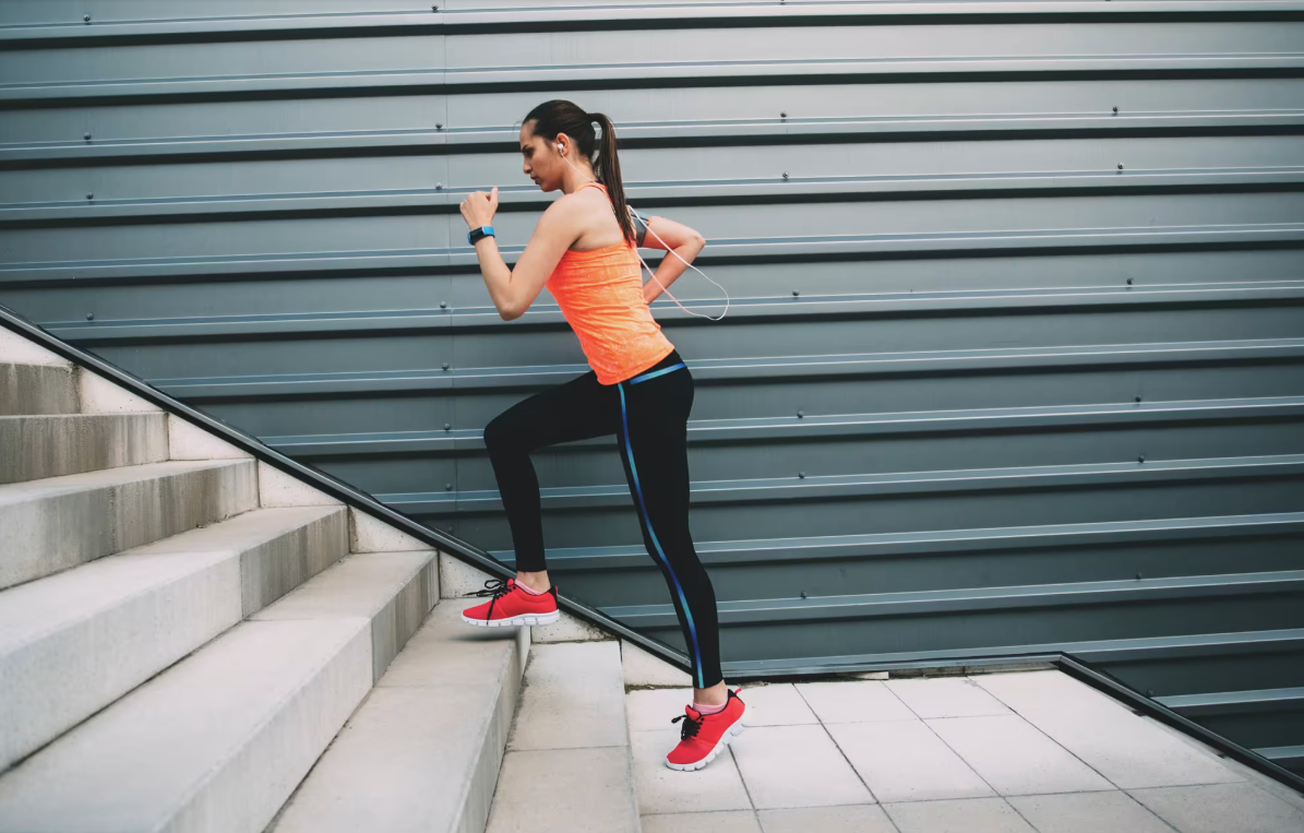 10 bài tập hỗ trợ lão hóa khỏe mạnh cho người trên 40 tuổi- Ảnh 1. leo cau thang