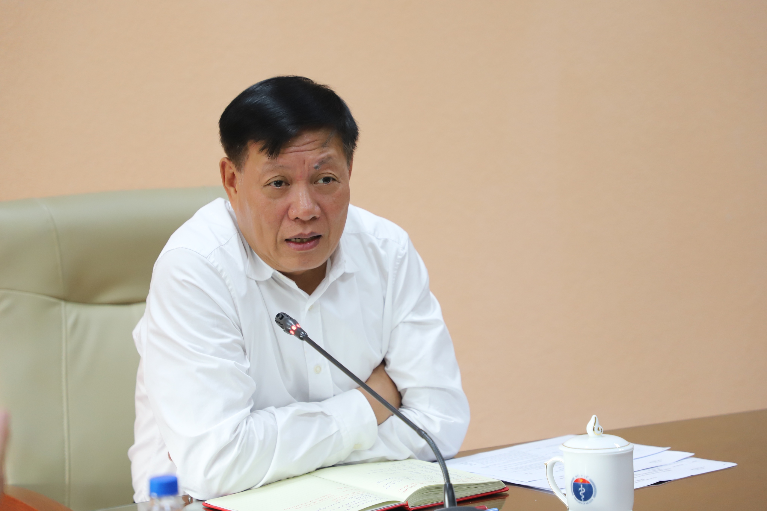 स्वास्थ्य क्षेत्र में लोगों की सुविधा के लिए कानून बनाना और संस्थानों को बेहतर बनाना प्रमुख और प्राथमिकता वाले कार्य हैं - फोटो 1. Xây dựng pháp luật, hoàn thiện thể chế là nhiệm vụ trọng tâm, ưu tiên để tạo thuận lợi cho người dân trong lĩnh vực Y tế- Ảnh 1.