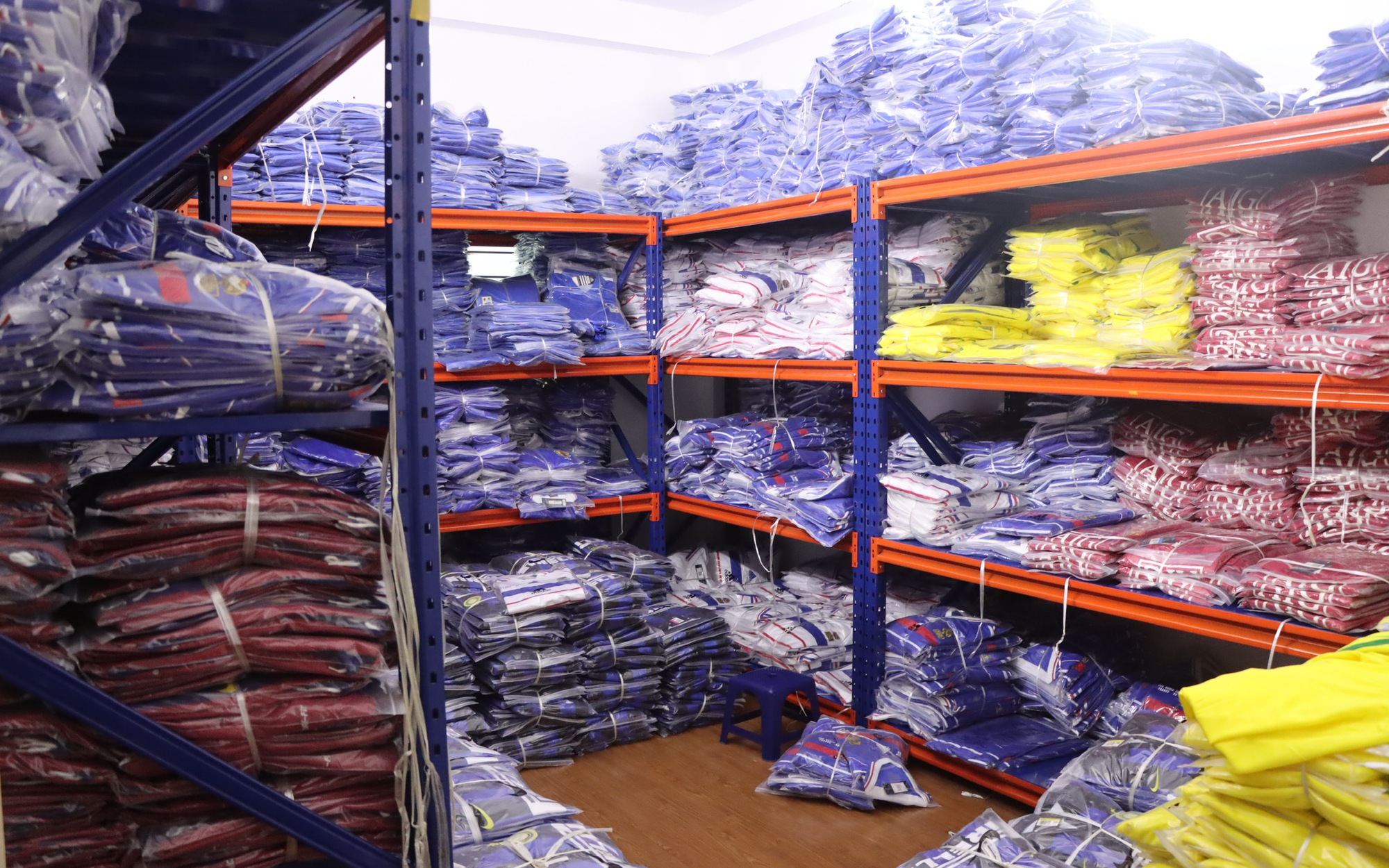 Phát hiện hơn 94 tấn quần áo đã qua sử dụng không rõ nguồn gốc trong nhà kho- Ảnh 2. Phát hiện cửa hàng bán quần áo thể thao không đăng ký kinh doanh, có hàng nghìn sản phẩm nghi giả nhãn hiệu