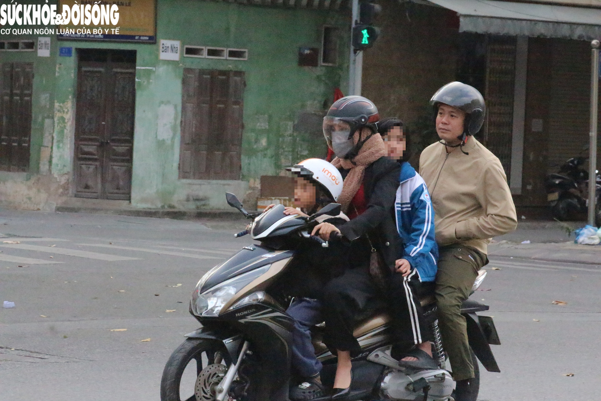 Nhiều người 'đầu trần, kẹp bốn' khi du xuân đầu năm mới- Ảnh 9.