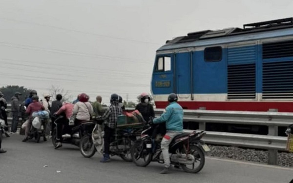 Một phụ nữ tử vong sau va chạm với tàu hỏa, nghi do mải nghe điện thoại