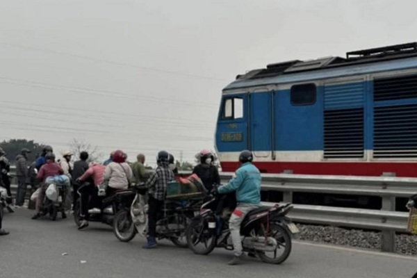 Một phụ nữ tử vong sau va chạm với tàu hỏa, nghi do mải nghe điện thoại- Ảnh 1.