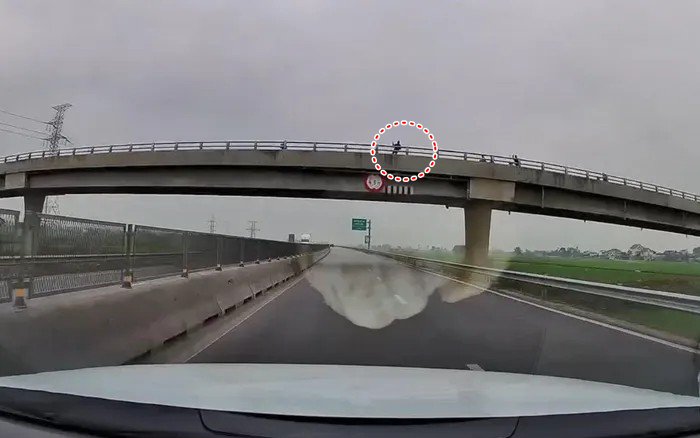 Xác minh hình ảnh ném đá vào ô tô đang chạy trên đường cao tốc