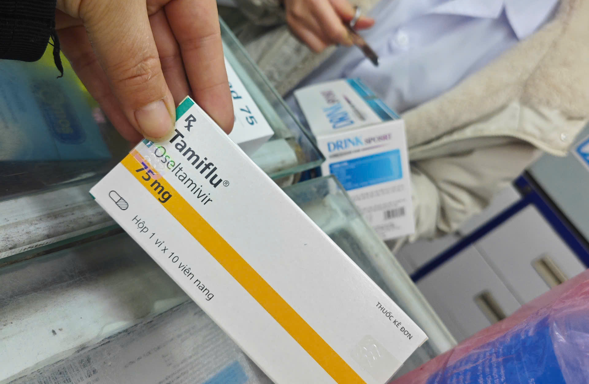 Thuốc Tamiflu điều trị cúm: Vẫn còn hàng trăm nghìn hộp, viên, người dân không cần mua dự trữ- Ảnh 1.