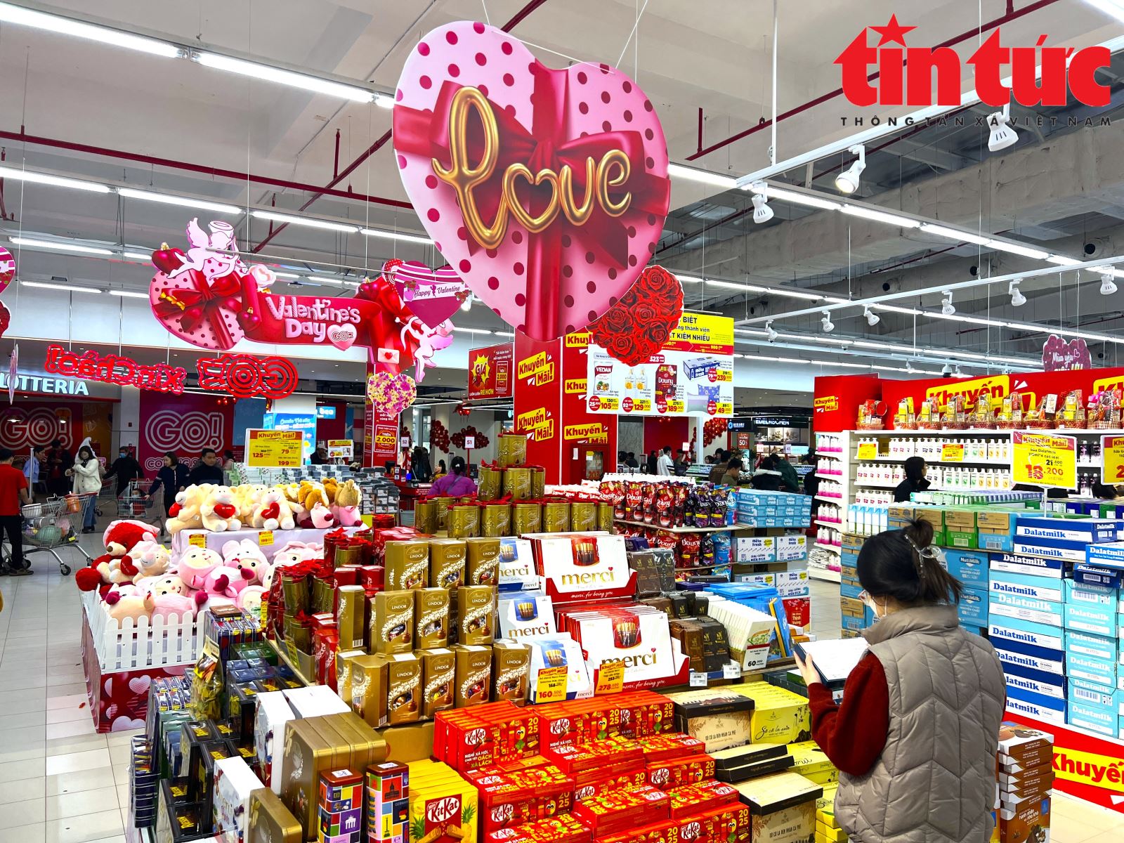 Sôi động thị trường quà tặng ngày lễ tình nhân Valentine 2025- Ảnh 2.