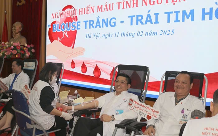 Hơn 500 thầy thuốc Bệnh viện Phụ sản Trung ương hồ hởi &quot;hiến giọt màu đào trao đời sự sống&quot;