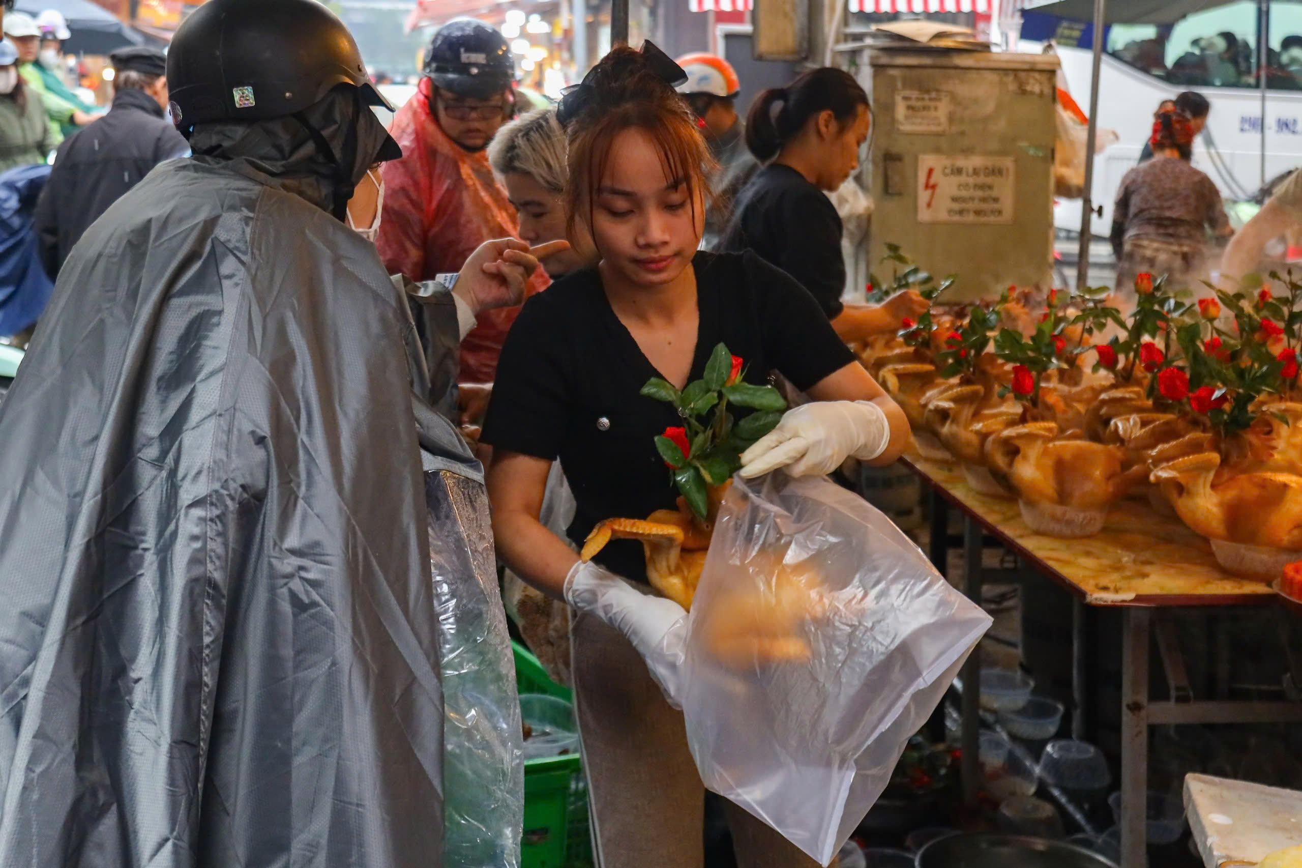 Người Hà Nội rủ nhau mua hoa bưởi đầu mùa bày mâm cúng Tết Nguyên tiêu- Ảnh 8.