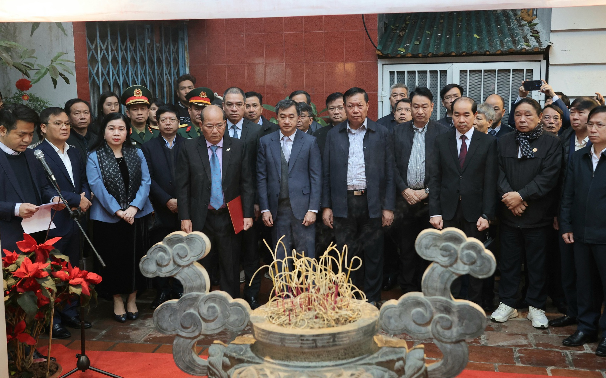 Bộ trưởng Đào Hồng Lan cùng đoàn Bộ Y tế dâng hương tưởng nhớ các Đại danh y tại Y miếu Thăng Long- Ảnh 9. Bộ Y tế dâng hương tưởng nhớ các Đại danh y tại Y miếu Thăng Long