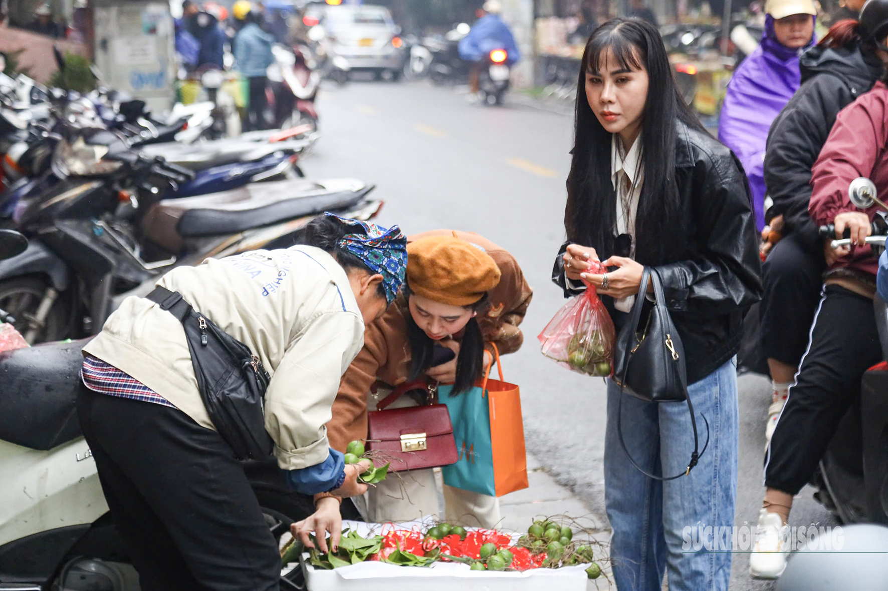 Người Hà Nội rủ nhau mua hoa bưởi đầu mùa bày mâm cúng Tết Nguyên tiêu- Ảnh 13.