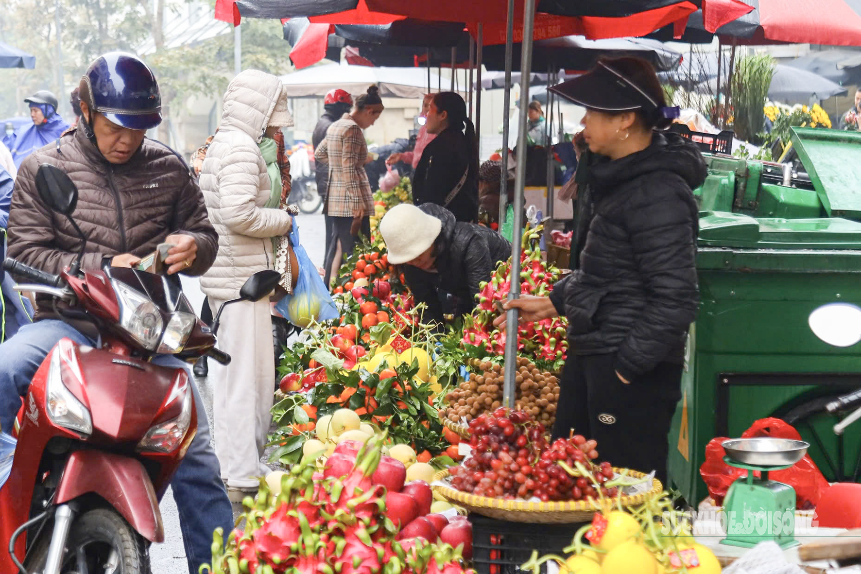 Người Hà Nội rủ nhau mua hoa bưởi đầu mùa bày mâm cúng Tết Nguyên tiêu- Ảnh 11.