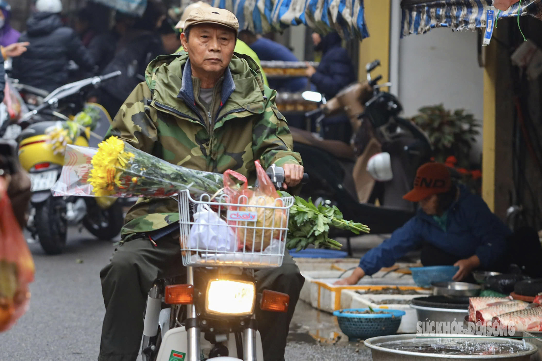 Người Hà Nội rủ nhau mua hoa bưởi đầu mùa bày mâm cúng Tết Nguyên tiêu- Ảnh 15.