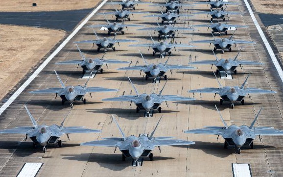 Màn trình diễn &quot;Voi đi bộ&quot; của F-22 Raptor