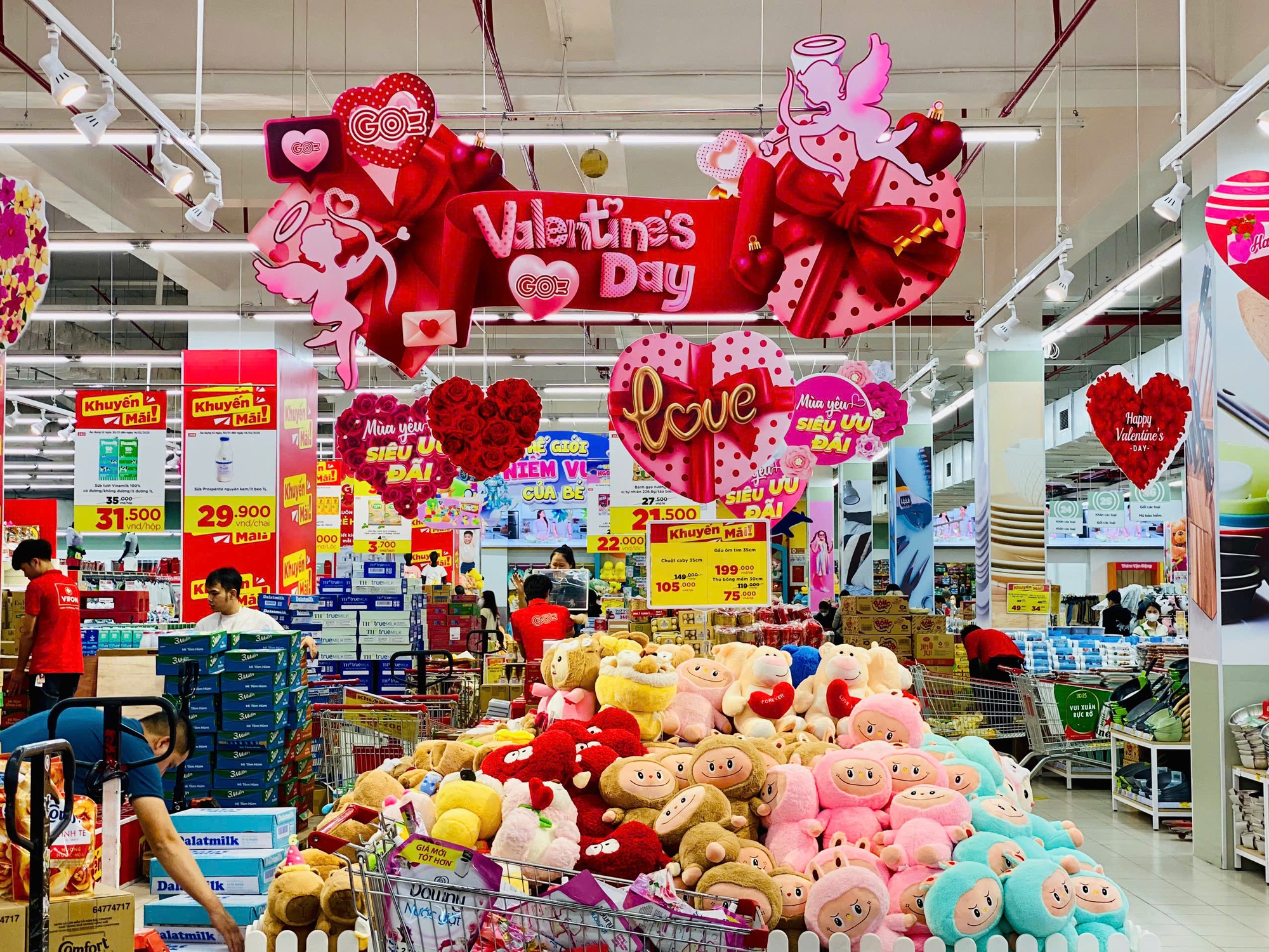 Những mặt hàng quà tặng nào đắt khách trong dịp lễ tình nhân Valentine 2025?- Ảnh 3.