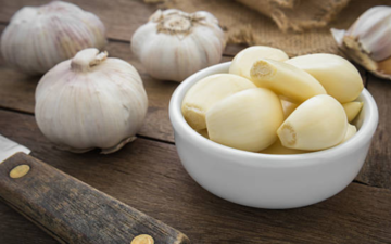 Điều gì xảy ra với cơ thể nếu thường xuyên ăn tỏi sống?- Ảnh 2. Ăn 2 tép tỏi sống mỗi ngày có tác dụng gì?