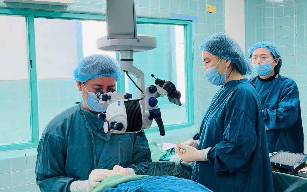 Lần đầu tiên BV hữu nghị Việt Nam-Cuba Đồng Hới ứng dụng keo dán sinh học trong phẫu thuật mắt