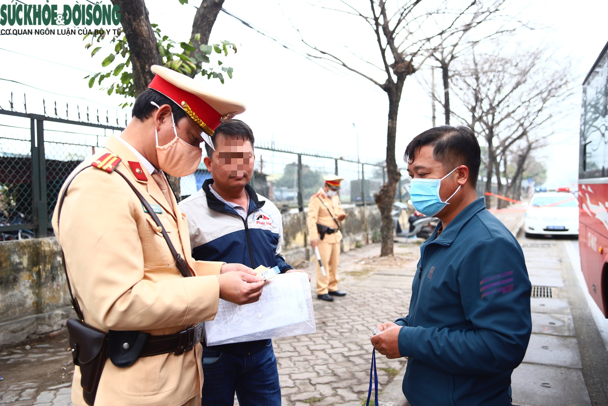 CSGT xử lý xe khách vi phạm, tài xế viện cớ hành khách tự lên xe khi đang dừng đèn đỏ- Ảnh 5.