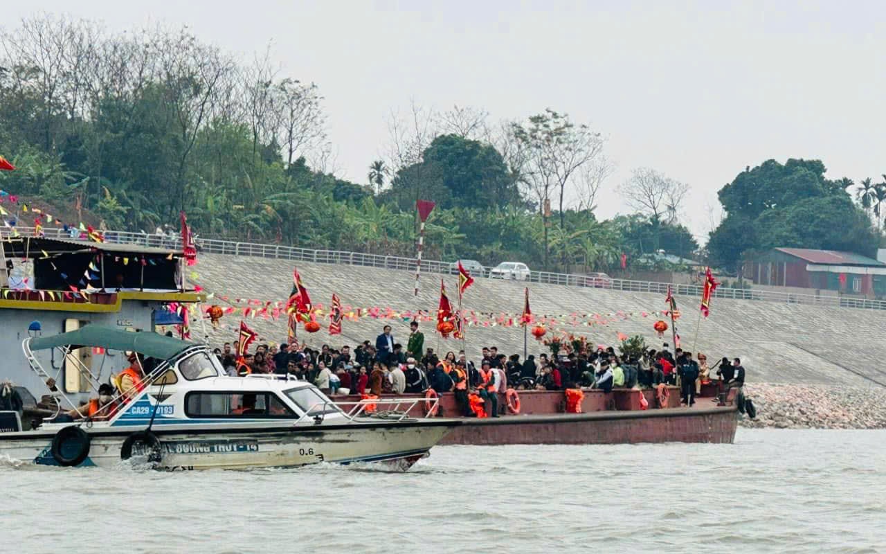 Cha cho con nhỏ cầm lái ca nô 3 phút, loạt vi phạm bị phát hiện- Ảnh 1. Cha cho con nhỏ cầm lái ca nô 3 phút, loạt vi phạm bị phát hiện- Ảnh 1.