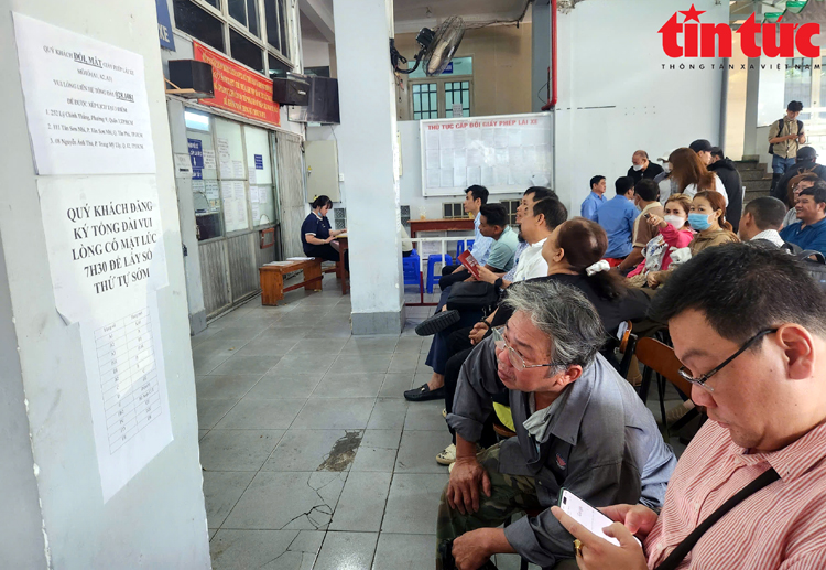 TP Hồ Chí Minh: Các điểm đổi giấy phép lái xe quá tải, làm việc tới đêm khuya- Ảnh 10.