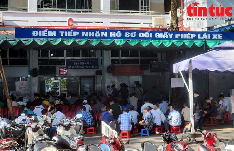 TP Hồ Chí Minh: Các điểm đổi giấy phép lái xe quá tải, làm việc tới đêm khuya- Ảnh 3.