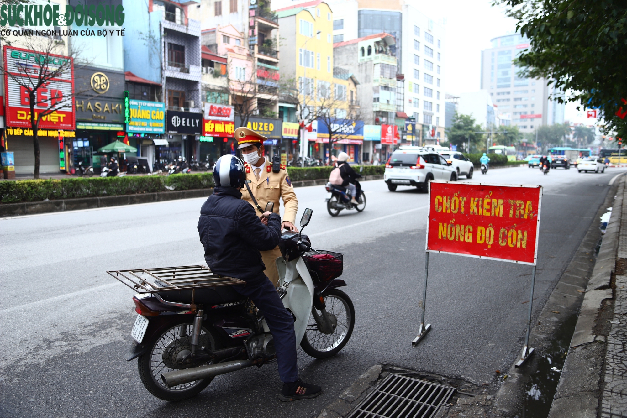 Tài xế vi phạm nồng độ cồn quay đầu bỏ chạy bị phạt thêm hàng loạt lỗi- Ảnh 2.