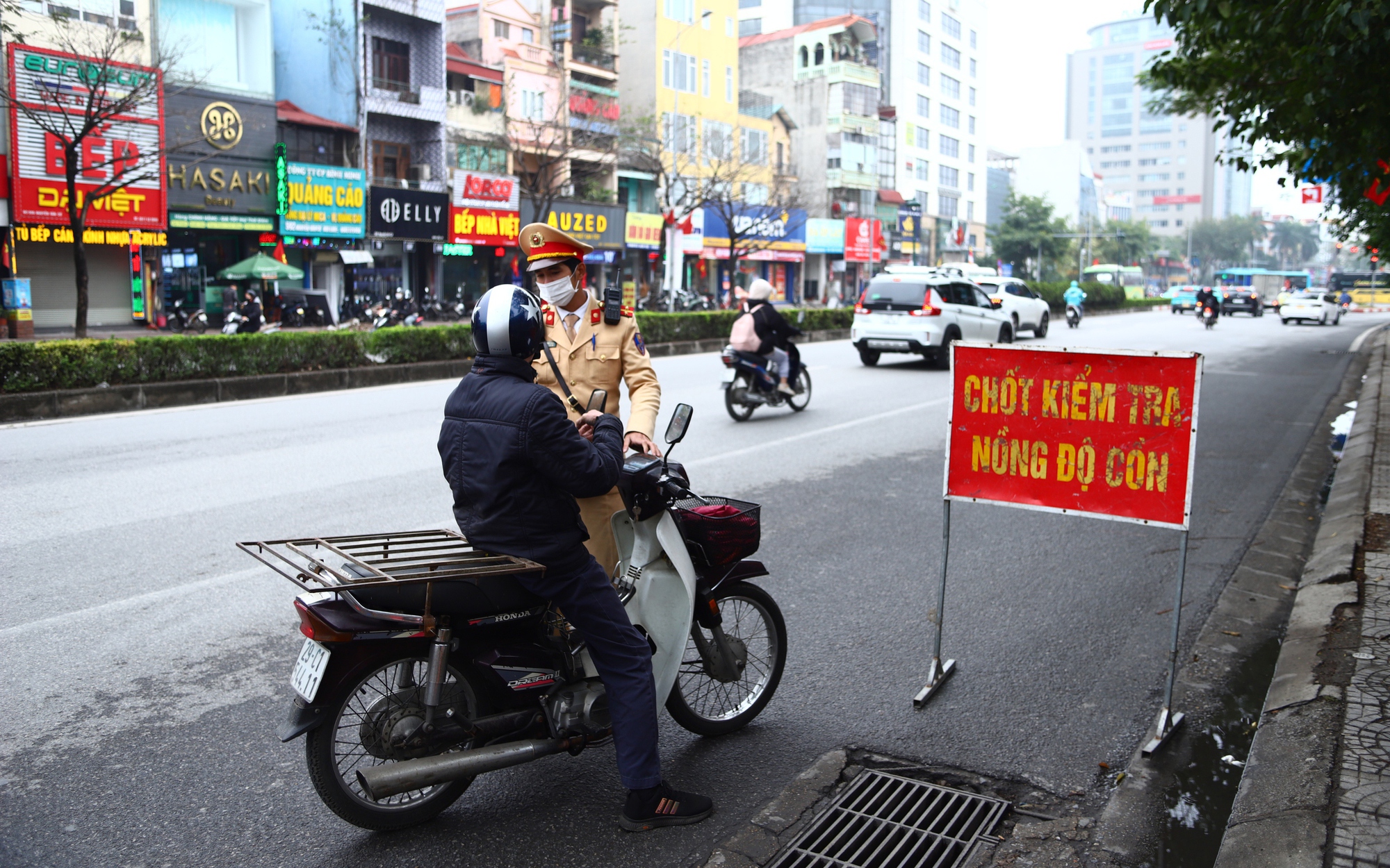 Tài xế vi phạm nồng độ cồn quay đầu bỏ chạy bị phạt thêm hàng loạt lỗi