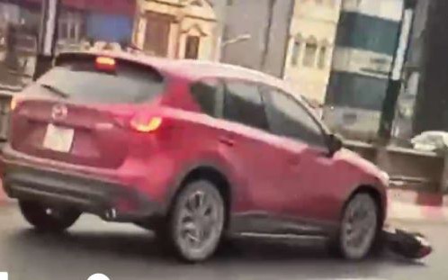 Video: Xe Mazda gây tai nạn bỏ chạy kéo lê xe máy trên cầu Vĩnh Tuy, Hà Nội