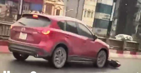 Video: Xe Mazda gây tai nạn bỏ chạy kéo lê xe máy trên cầu Vĩnh Tuy, Hà Nội- Ảnh 1.