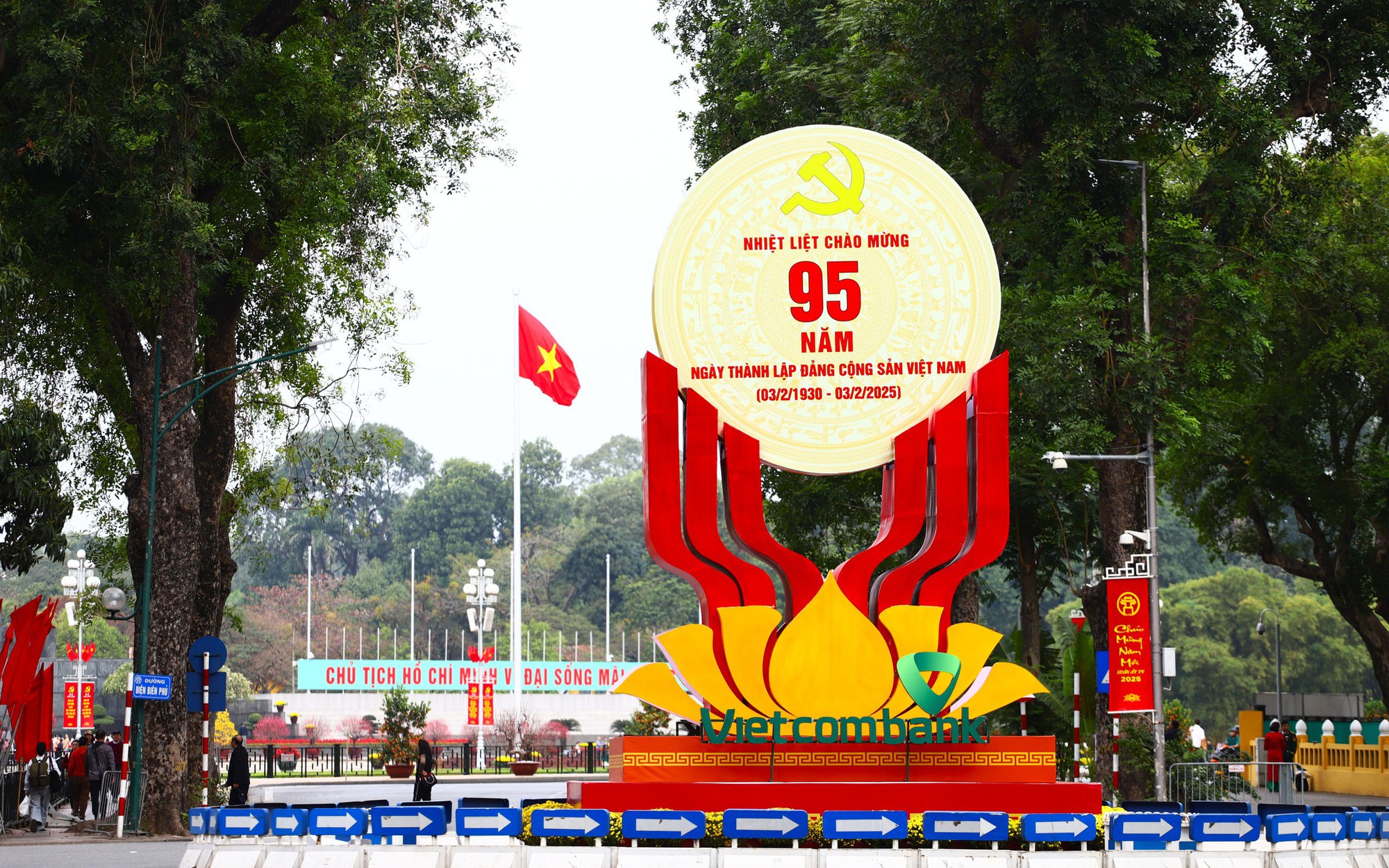 Hà Nội rực rỡ cờ hoa mừng kỷ niệm 95 năm thành lập Đảng