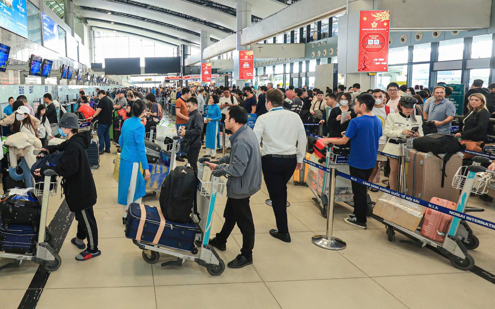 Sân bay Nội Bài và Tân Sơn Nhất đón lượng khách đạt đỉnh vào ngày cuối nghỉ Tết