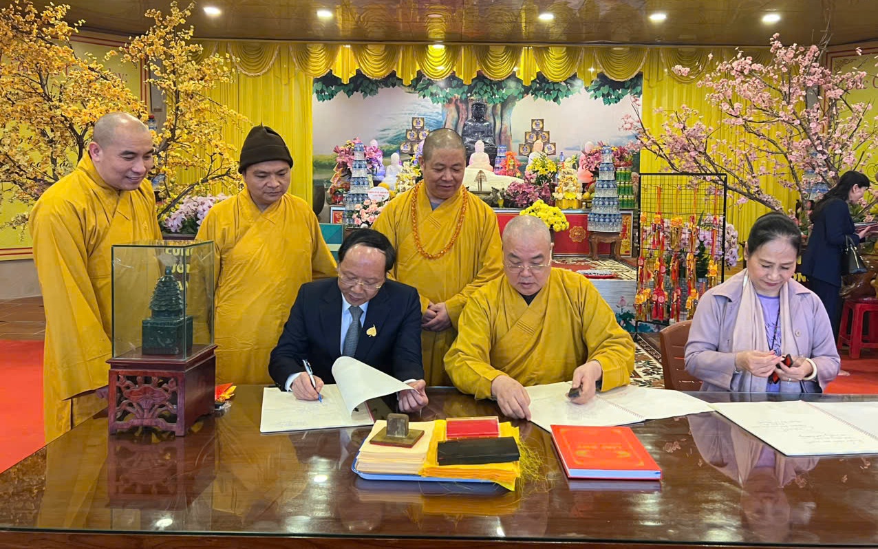 Khai bút đầu xuân tại ngôi chùa duy nhất ở Việt Nam thờ Phật bà Đại Tuệ