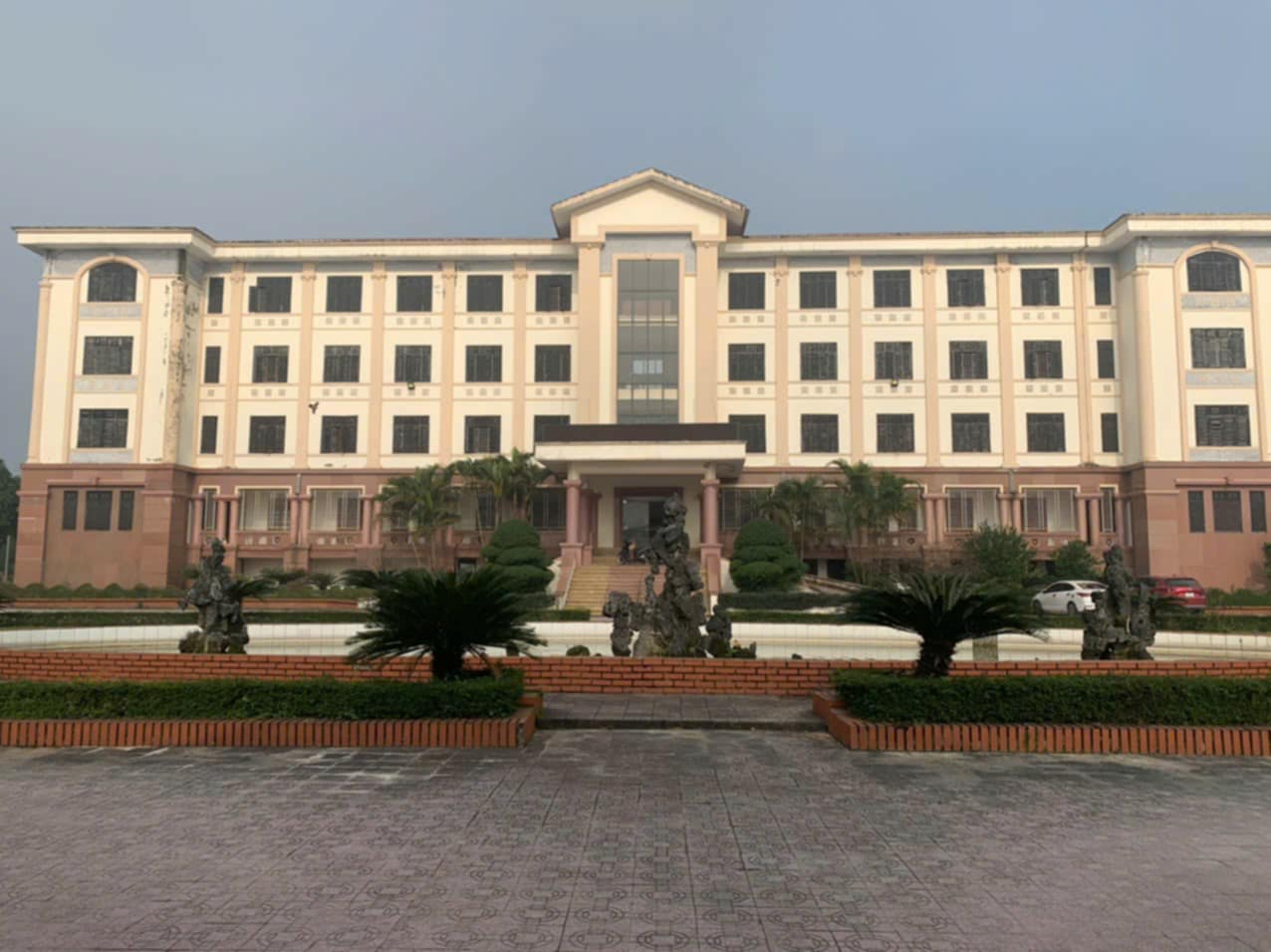 Trụ sở UBND huyện Lộc Hà.