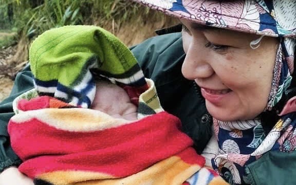 Giáo viên giúp sản phụ chuyển dạ sinh con bên đường
