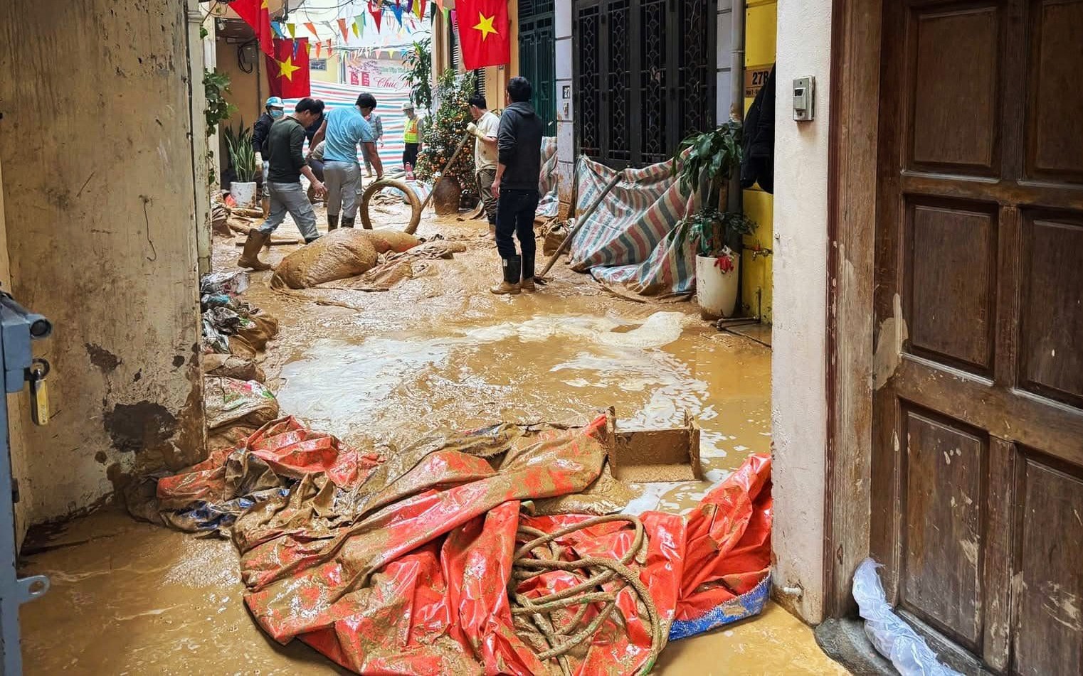 Nhà ngập trong bùn do sự cố đào ngầm đường sắt, mỗi hộ được hỗ trợ 1 triệu