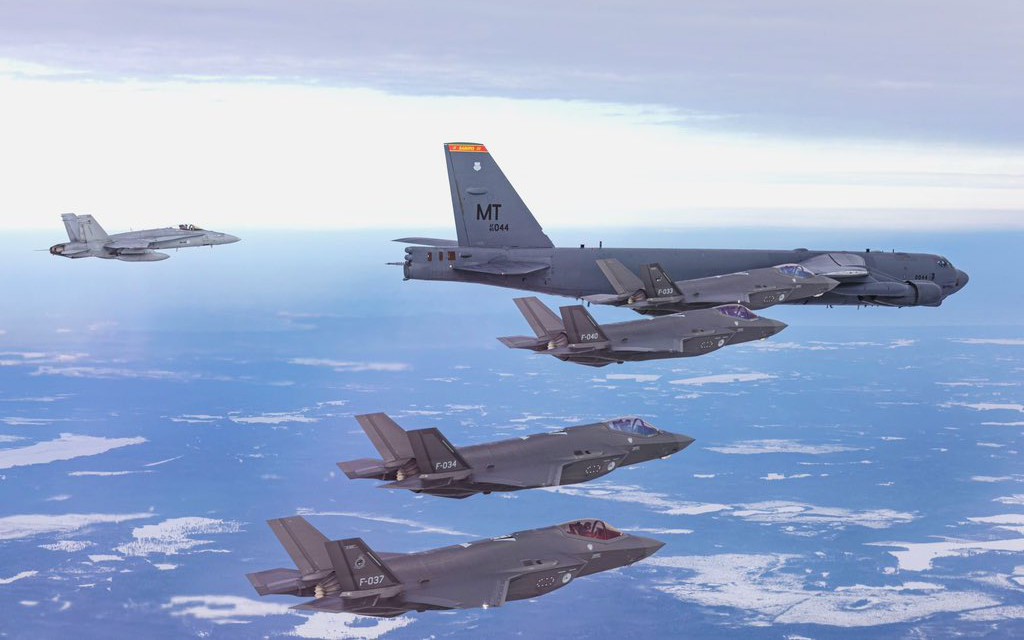 &quot;Pháo đài bay&quot; B-52 tiếp cận biên giới Nga, Belarus