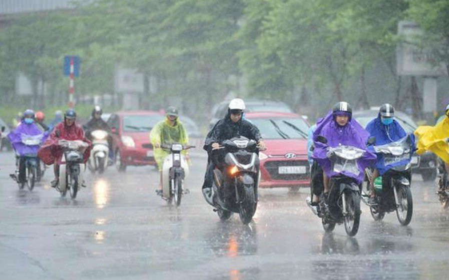 Vùng mây dày bao phủ, Hà Nội tiếp tục mưa dông kéo dài cả ngày