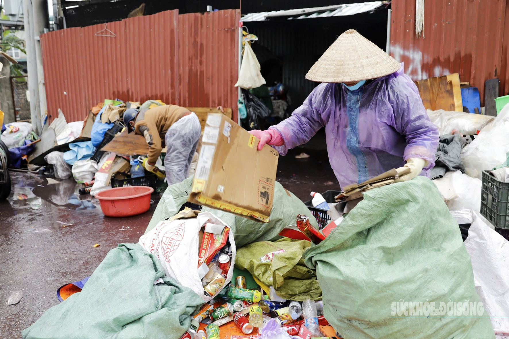 Người dân Thủ đô vật lộn với thời tiết nồm ẩm, mưa rét kéo dài- Ảnh 6.