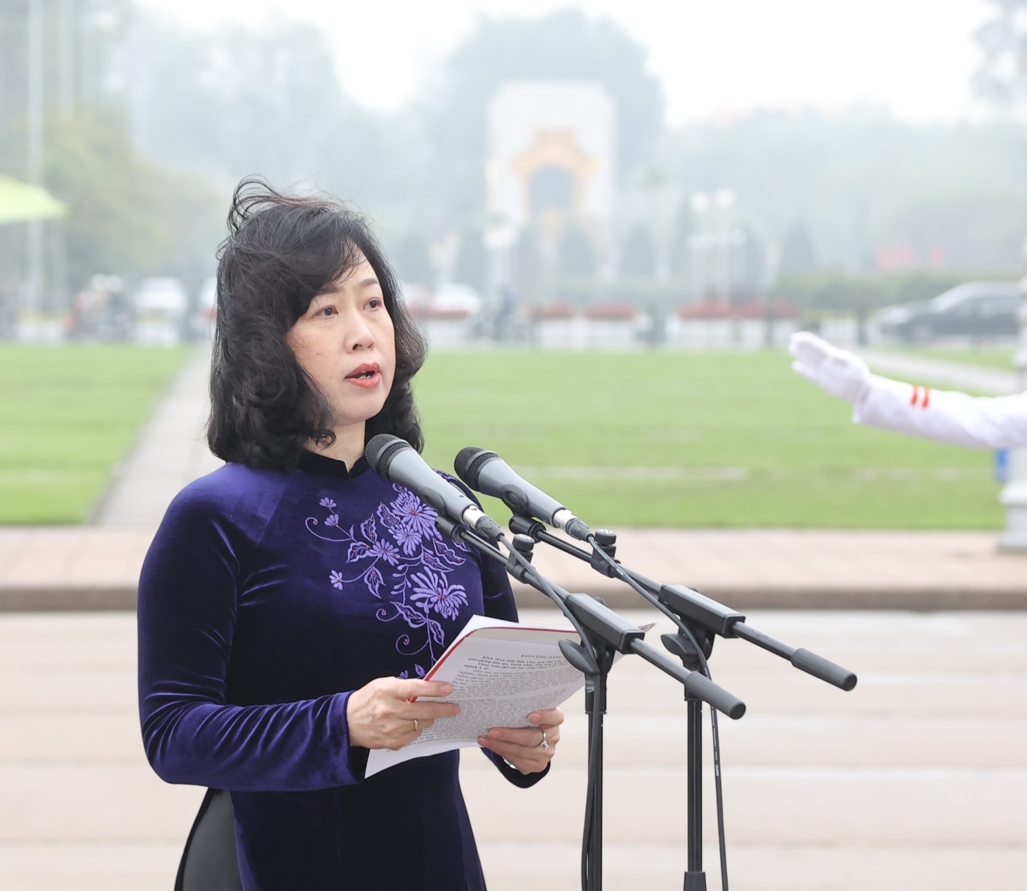 Kỷ niệm 70 năm Ngày Thầy thuốc Việt Nam: Đoàn Đại biểu Bộ Y tế báo công dâng Bác- Ảnh 1.