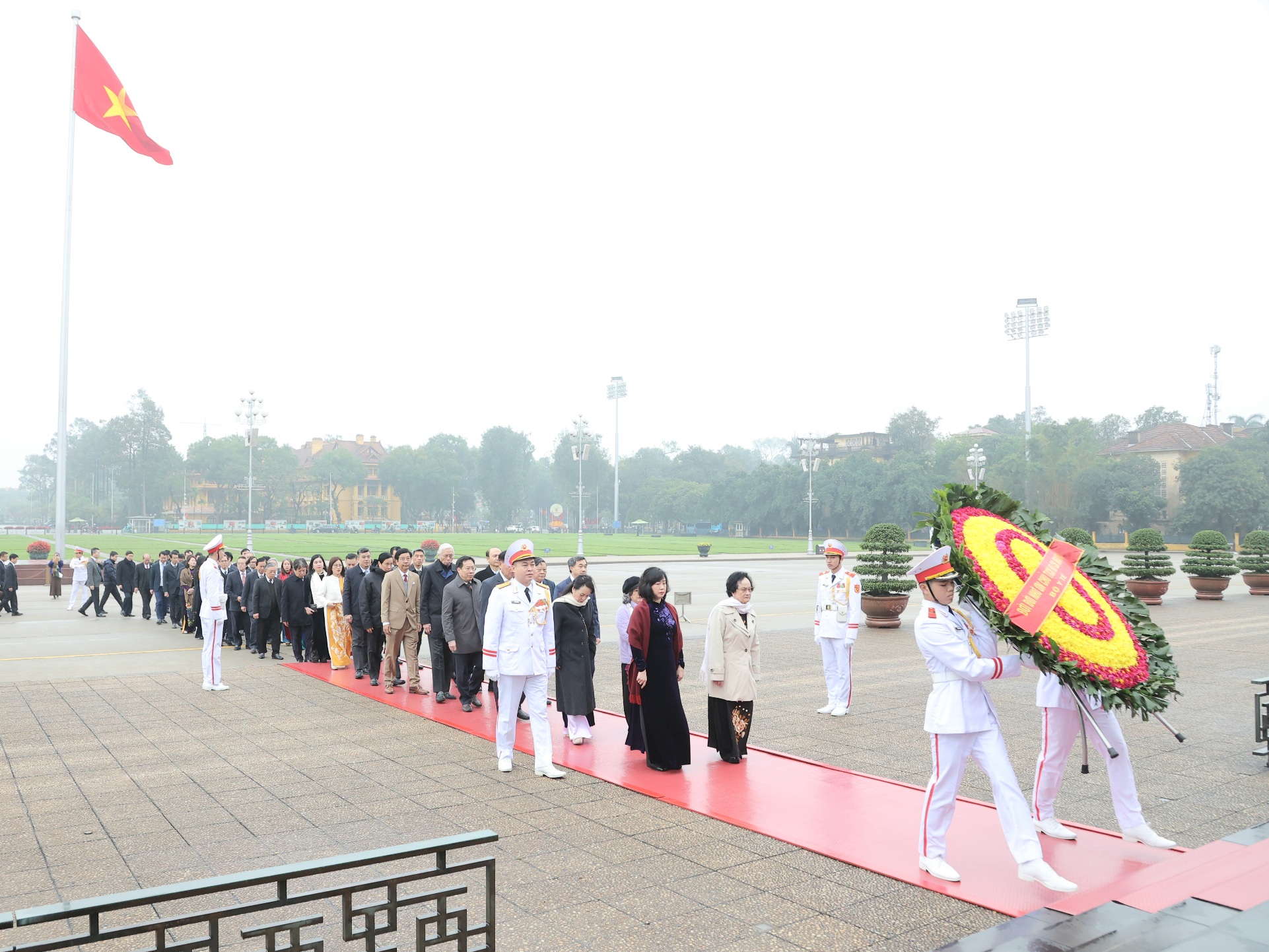 Kỷ niệm 70 năm Ngày Thầy thuốc Việt Nam: Đoàn Đại biểu Bộ Y tế báo công dâng Bác- Ảnh 5.