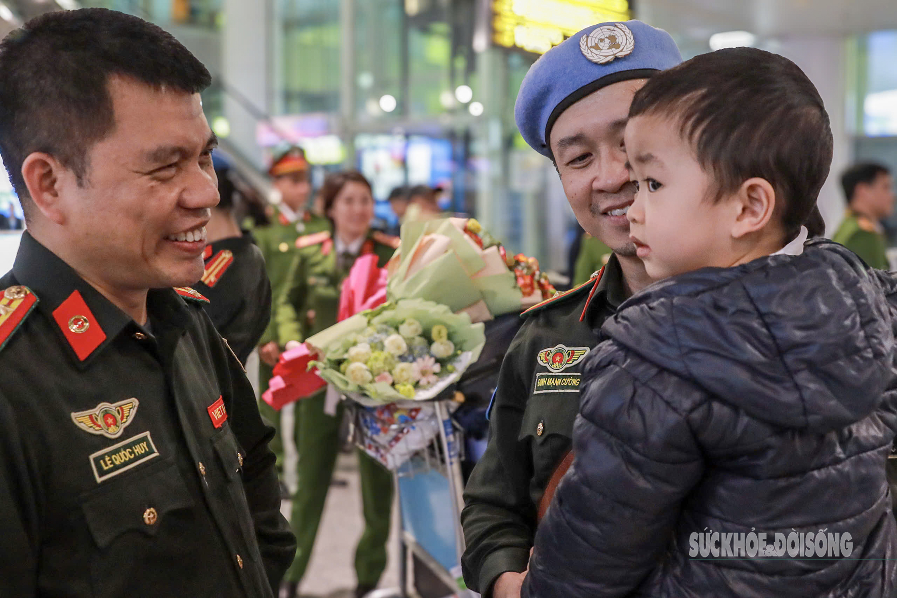 Những chiến sĩ mũ nồi xanh Việt Nam ấm áp trong vòng tay người thân và đồng đội ngày trở về- Ảnh 10.