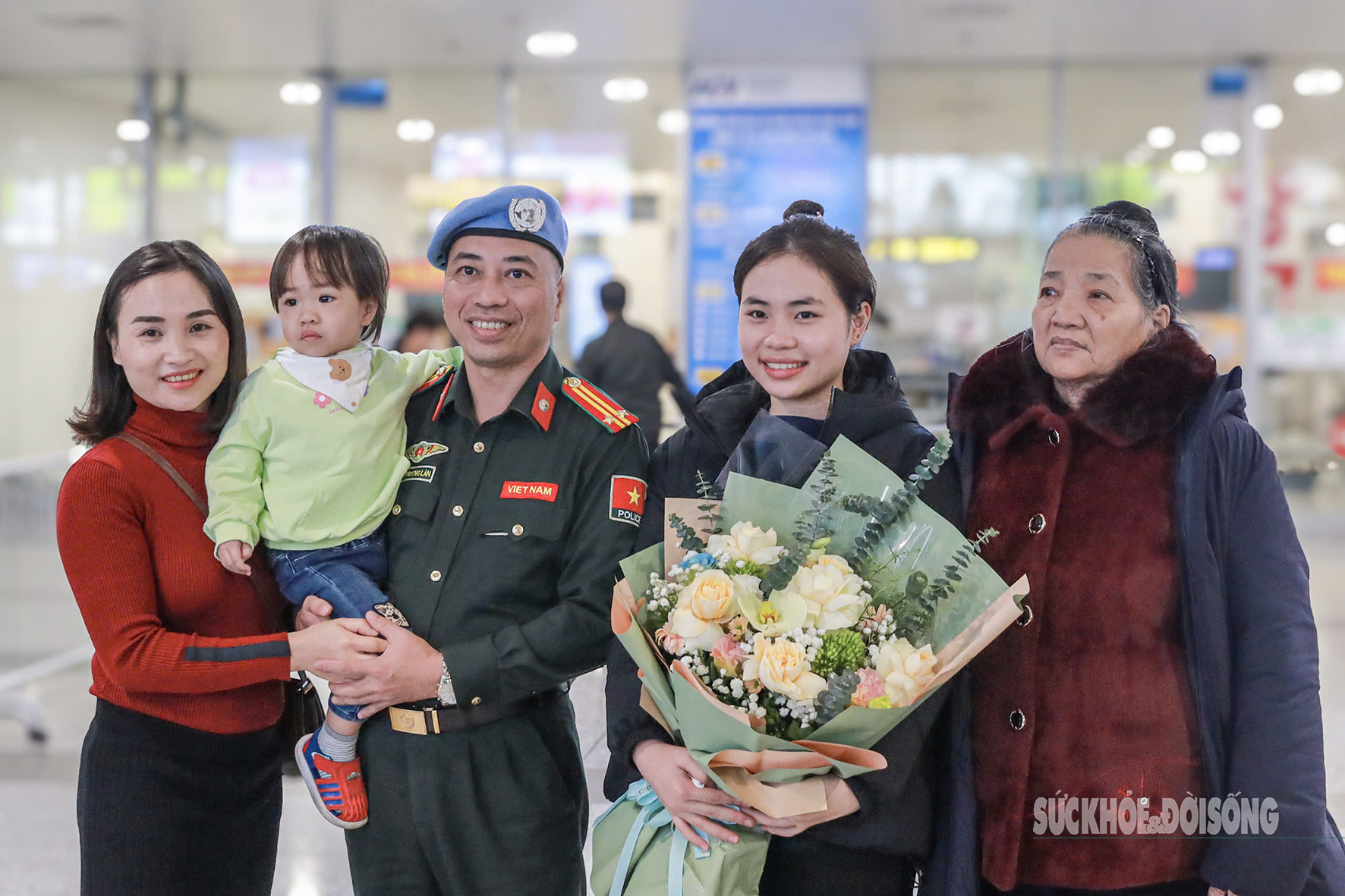 Những chiến sĩ mũ nồi xanh Việt Nam ấm áp trong vòng tay người thân và đồng đội ngày trở về- Ảnh 7.