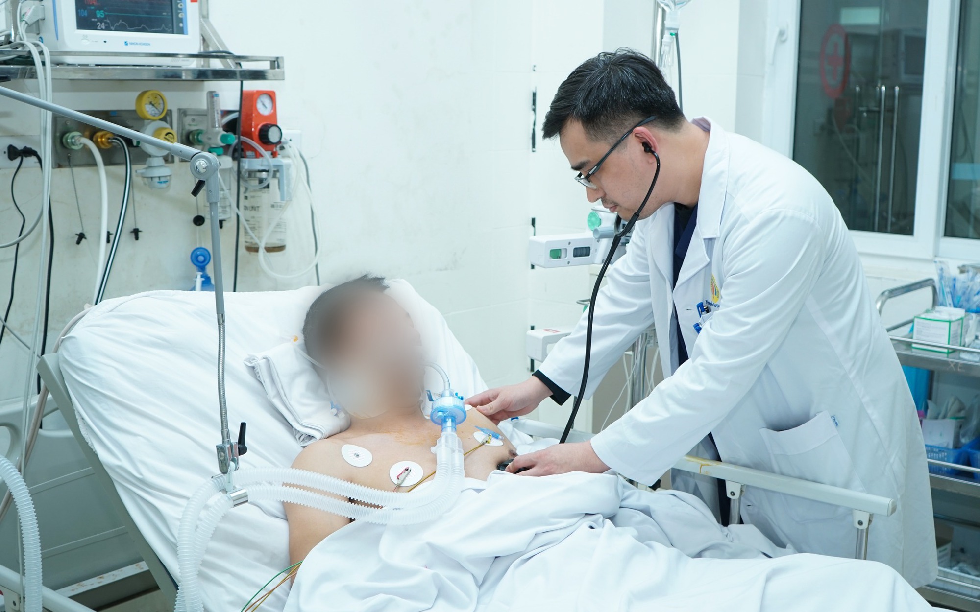 Đi khám bệnh vì đau bụng, người đàn ông bất ngờ ngất xỉu, ngừng tuần hoàn  