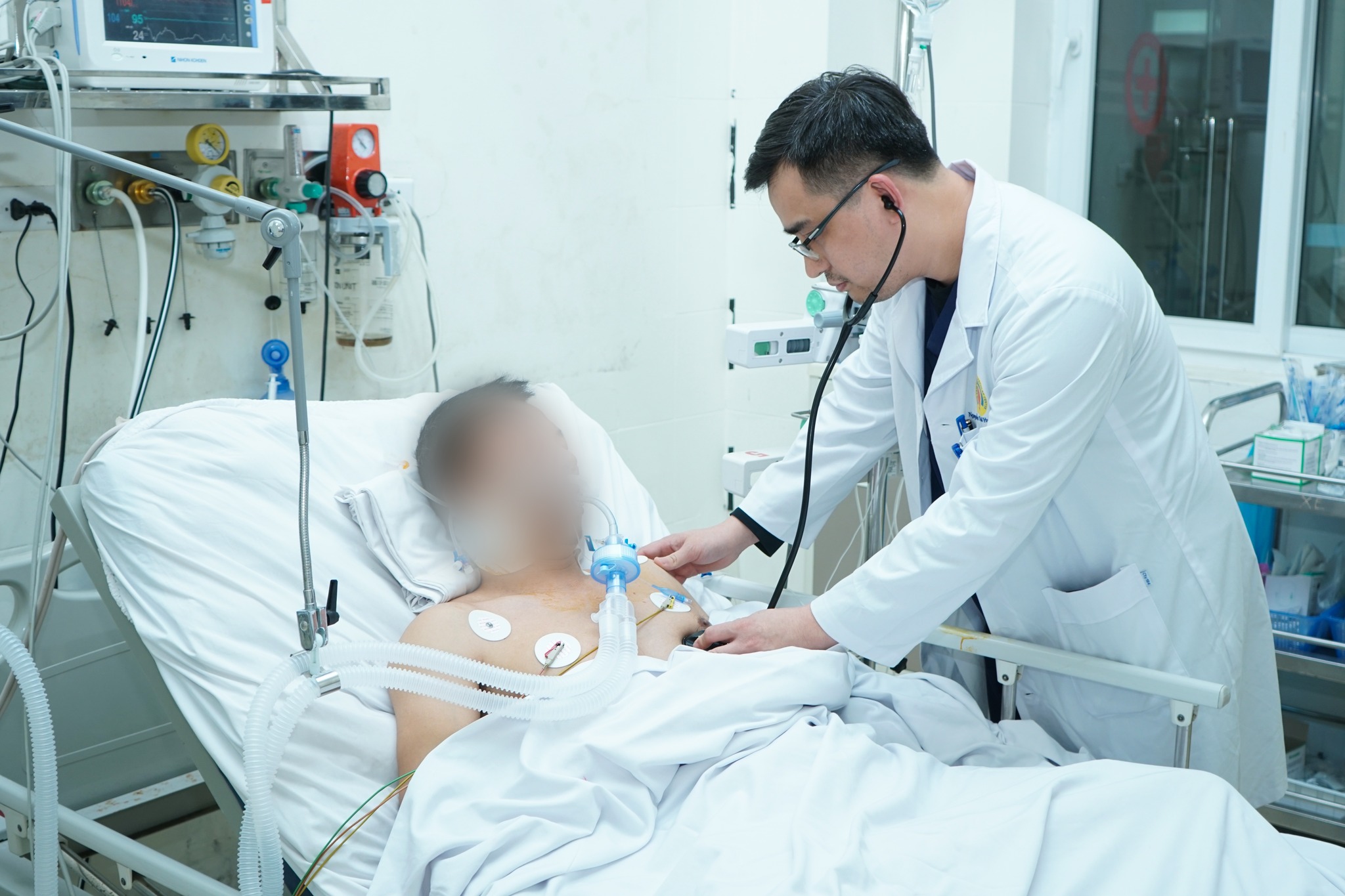 Đi khám bệnh vì đau bụng, người đàn ông bất ngờ ngất xỉu, ngừng tuần hoàn