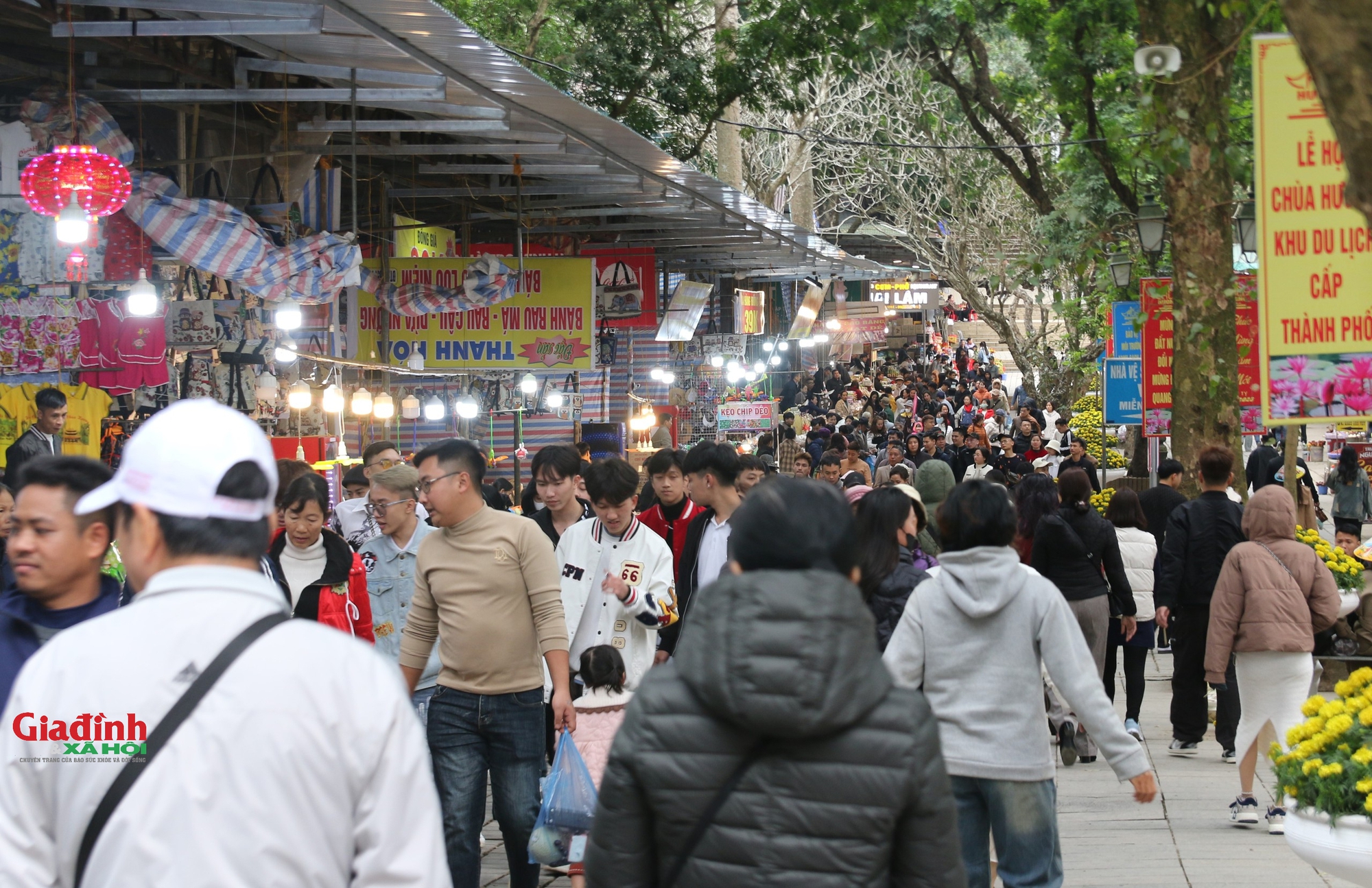 Chùa Hương ngày khai hội 2025 vắng vẻ bất ngờ, người dân thong thả lễ chùa, cầu an- Ảnh 2.