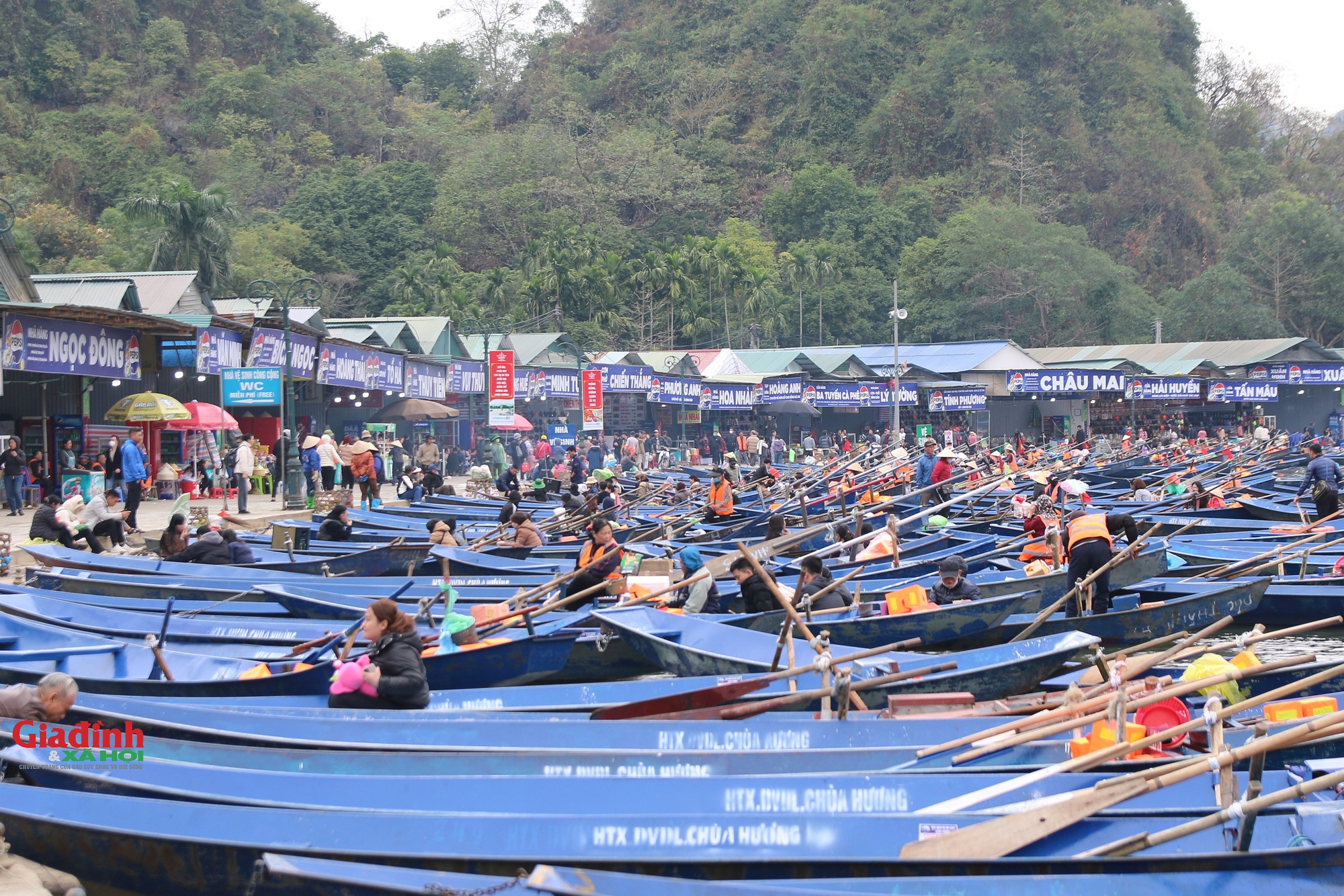 Chùa Hương ngày khai hội 2025 vắng vẻ bất ngờ, người dân thong thả lễ chùa, cầu an- Ảnh 10.