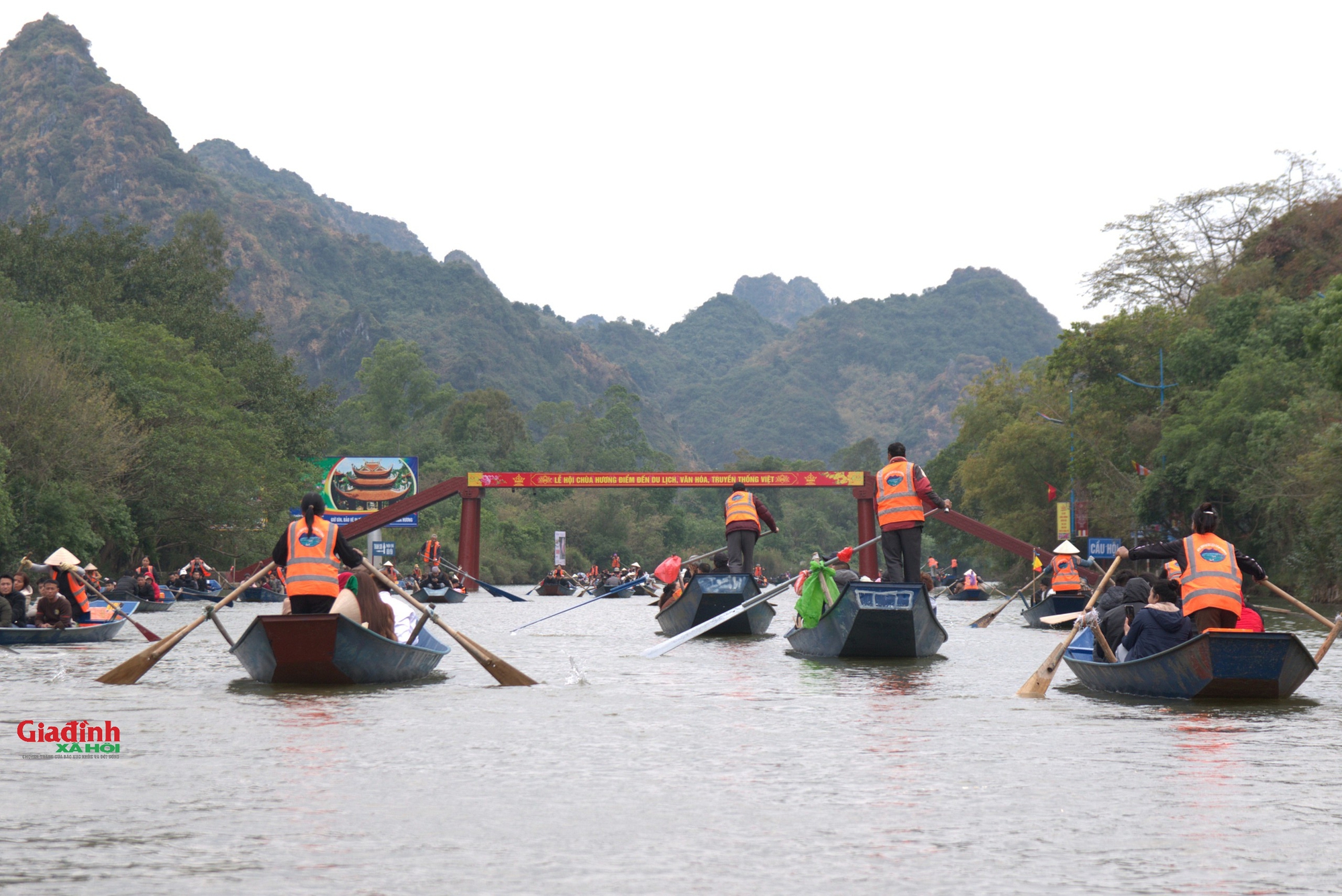 Chùa Hương ngày khai hội 2025 vắng vẻ bất ngờ, người dân thong thả lễ chùa, cầu an- Ảnh 8.