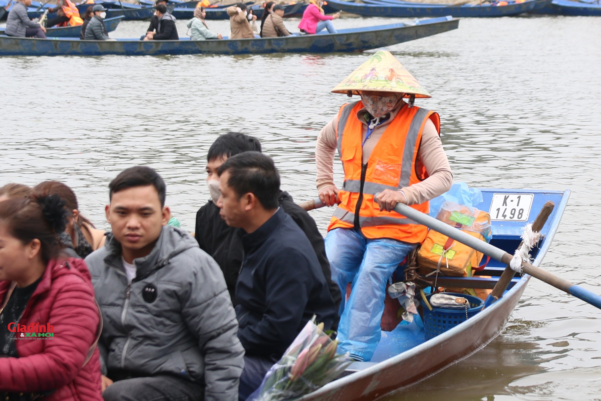 Chùa Hương ngày khai hội 2025 vắng vẻ bất ngờ, người dân thong thả lễ chùa, cầu an- Ảnh 9.