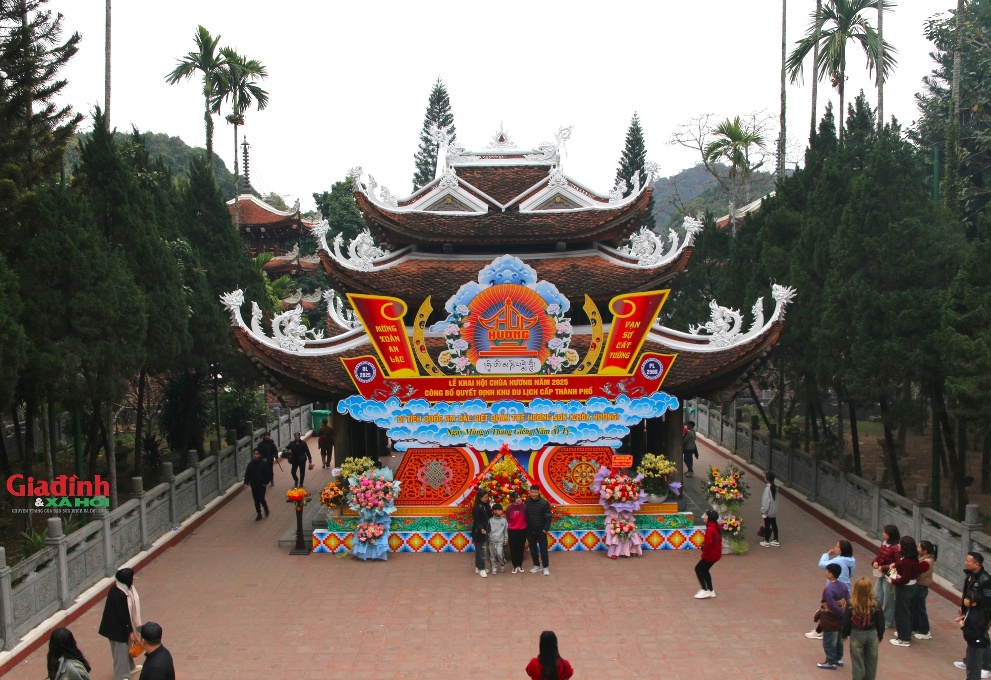 Chùa Hương ngày khai hội 2025 vắng vẻ bất ngờ, người dân thong thả lễ chùa, cầu an- Ảnh 14.