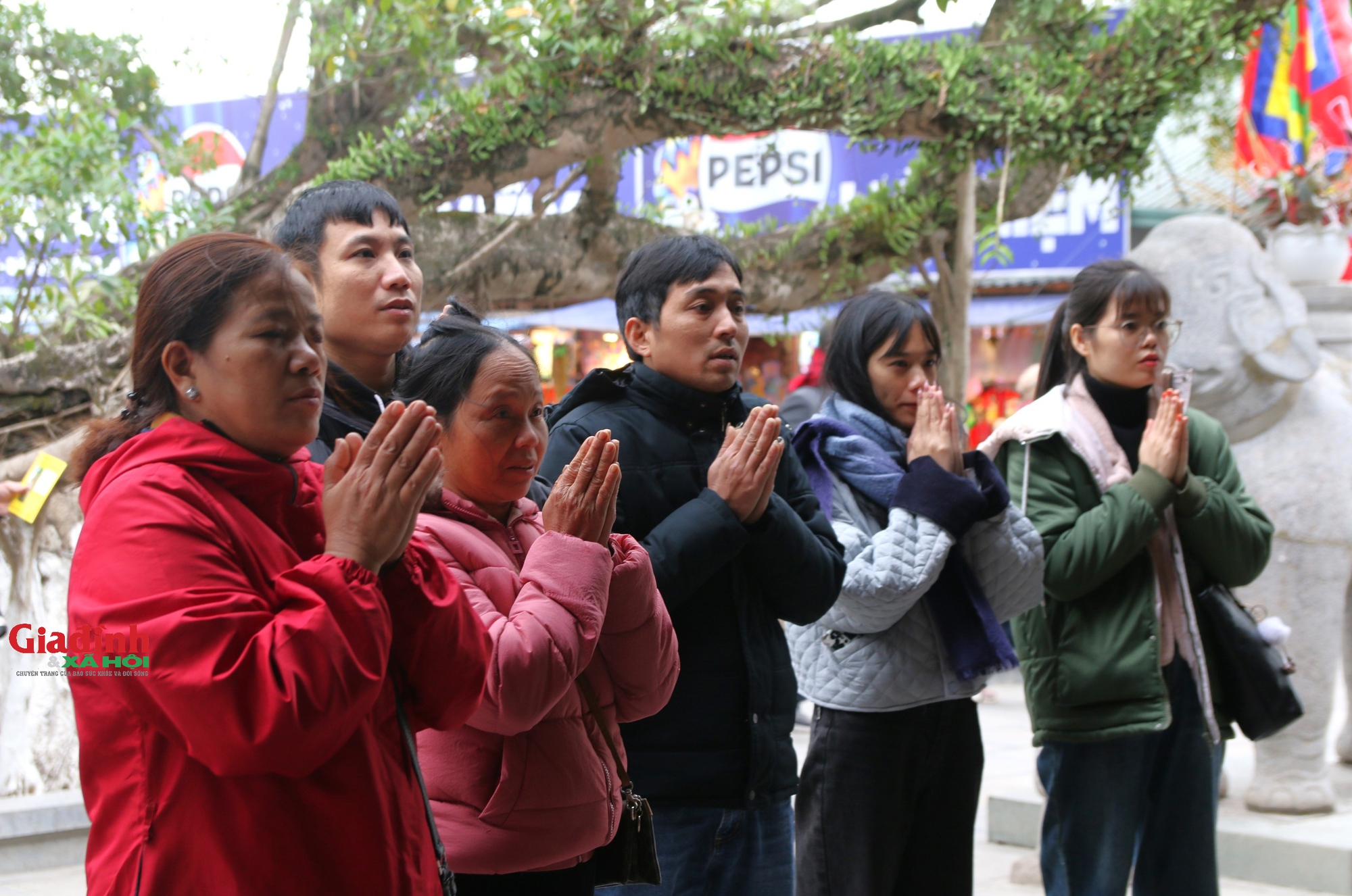 Chùa Hương ngày khai hội 2025 vắng vẻ bất ngờ, người dân thong thả lễ chùa, cầu an- Ảnh 12.